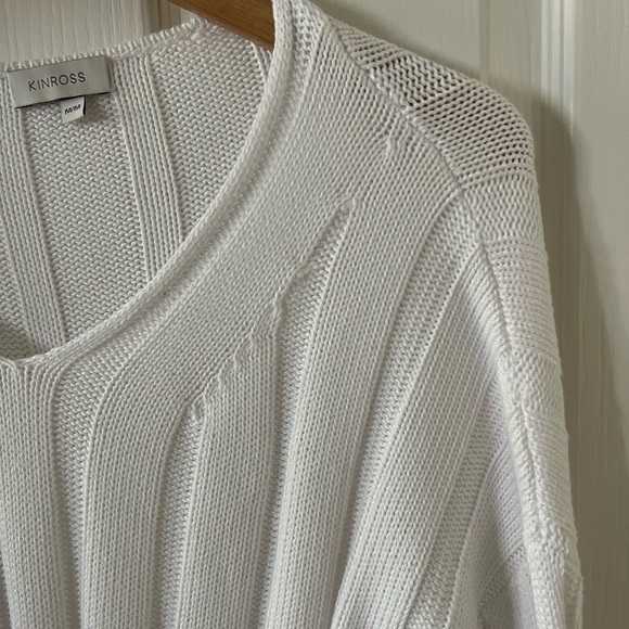 Kinross 🤍 cozy and chic white v-neck sweater, like new condition! Size: M - Picture 10 of 10